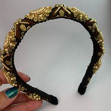 Mi proyecto del curso: Bordado con pedrería: crea accesorios para el pelo. Projekt z dziedziny Projektowanie dodatków, Craft, Projektowanie biżuterii, Projektowanie mod,  Haft, DIY, Wzornictwo tekst i liów użytkownika Veronica Caricote - 18.10.2022