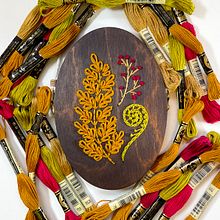 Botanical Embroidery on Wood. Un projet de Artisanat, Broderie , et Menuiserie de Sara Pastrana (Flourishing Fibers) - 17.10.2022