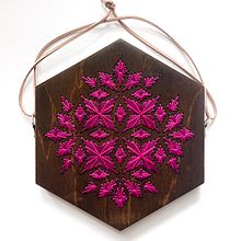 Hexagon Wood Embroidery Kit. Projekt z dziedziny Design, Craft,  Haft i Obróbka drewna użytkownika Sara Pastrana (Flourishing Fibers) - 17.10.2022
