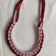 Mi proyecto del curso: Iniciación a la bisutería con cordón: fabrica tus propios collares. Arts, Crafts, Jewelr, Design, Macramé, and Textile Design project by Sabela Detz - 10.19.2022