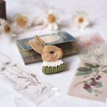Colares e Broches com Coelhos. Un proyecto de Artesanía, Diseño de complementos y Escultura de Juliana Lanini - 19.10.2022