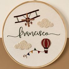 Quadro bastidor Bordado | Avião - Balão | Preenchimento corrente  Ein Projekt aus dem Bereich Stickerei, Dekoration von Innenräumen, H und werk von Alessandra Araújo - 24.10.2022