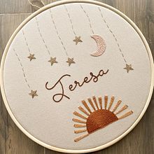 Quadro bastidor Bordado | Sol e Lua | Preenchimento corrente  Ein Projekt aus dem Bereich Stickerei, H, werk und Dekoration von Innenräumen von Alessandra Araújo - 24.10.2022