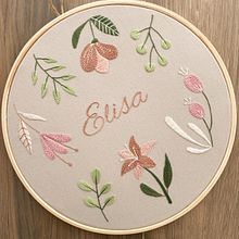 Quadro bastidor Bordado | Flores | Preenchimento corrente . Un progetto di Ricamo e Artigianato di Alessandra Araújo - 05.06.2022