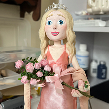 'Carrie' Puppet. Ilustração tradicional, Animação, Direção de arte, Design de personagens, Design de vestuário, Artesanato, Escultura, Vídeo, Stop Motion, Rigging, Animação de personagens, Criatividade, e Costura projeto de Adeena Grubb - 27.09.2022