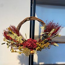 Meu projeto do curso: Criação de uma guirlanda com flores secas. Un progetto di Design, Interior design, Paesaggismo, DIY, Design floreale e vegetale e Textile Design di rebeccacher - 27.10.2022