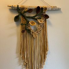 My project for course: 3D Macramé for Botanical Wall Hanging. Artesanato, Interiores, Tecido, Macramê, e Design têxtil projeto de redzumba - 30.10.2022