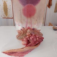 arte têxtil utilizando tingimento natural . Design, 3D, Accessor, Design, Arts, Crafts, Fine Arts, Jewelr, Design, Creativit, Fashion Design, Sewing, 3D Design, Fiber Arts, DIY, Upc, cling, Textile D, eing, Patternmaking, Dressmaking, Textile Printing, and Textile Design project by Tatiana Polo Tsubouchi - 10.31.2022