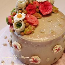 My Final Project of Decorative Buttercream Flowers for Cake Design by Kate Kim. Un proyecto de Food St, ling				 y Fotografía para Instagram de Alicia Debora Vinafitria - 01.11.2022