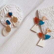 Resin Jewelry Earrings with recycle old jewelry. Design de acessórios, Artesanato, Design de joias, e DIY projeto de Neco Lee - 01.10.2022