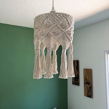 Meu projeto do curso: Design de lustres com macramê. Arts, Crafts, Interior Decoration, Fiber Arts, Macramé, and Textile Design project by Daphne Trentin - 11.12.2022