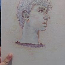 Mon projet du cours : Dessin de portraits expressifs aux crayons de couleur . Projekt z dziedziny  R, sunek, Portret, Sketchbook, R i sowanie kredkami użytkownika leo_fougeirol - 13.11.2022