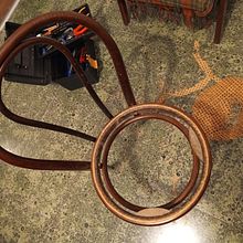  Tecniche di intreccio con corda per sedute colorate: Una Thonet col trucco. Projekt z dziedziny Design, Craft, Projektowanie i w, rób mebli i Tkanie użytkownika Emiliana Petrolini - 14.11.2022