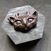 Cat Box with Epoxy Resin. Un progetto di Design di accessori, Artigianato, Design di gioielli e DIY di Sara Neto Valente Sequeira da Silva - 16.11.2022