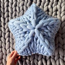 Star cushion. Un progetto di Artigianato e Maglia di Miriam (Mizz) Evans - 17.11.2022