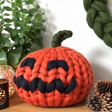Hand knitted pumpkin. Un progetto di Artigianato, Fiber Art e Maglia di Miriam (Mizz) Evans - 17.11.2022