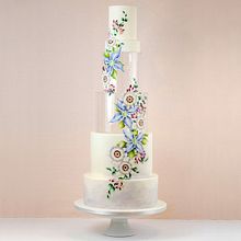 Hand painted climbing flowers on acrylic and cake tiers. Un proyecto de Ilustración tradicional, Pintura y Diseño de Emily Hankins - 17.11.2022