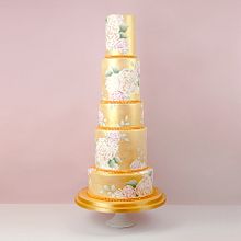 Metallic gold wedding cake with hand painted peonies. Un proyecto de Ilustración tradicional, Pintura y Creatividad de Emily Hankins - 17.11.2022
