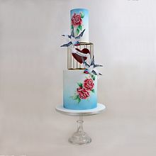 Hand painted swallows and roses with isomalt heart and cage spacer. Un proyecto de Pintura, Ilustración tradicional y Diseño de tatuajes de Emily Hankins - 17.11.2022