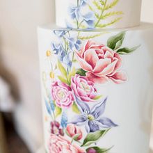 hand painted wedding cake with spring flowers. Un proyecto de Pintura, Pintura acrílica, Ilustración tradicional, Food St y ling				 de Emily Hankins - 17.11.2022