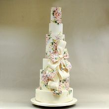 Hand painted wedding cake inspired by an Ian Staurt wedding dress. Un proyecto de Pintura, Creatividad, Fotografía gastronómica e Ilustración tradicional de Emily Hankins - 17.11.2022