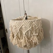 Mi proyecto del curso: Diseño de lámparas en macramé. Un progetto di Artigianato, Interior Design, Fiber Art, Macramè e Textile Design di Caro Co - 17.11.2022