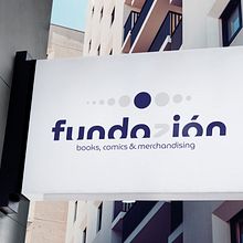 Librería Fundazión. Een project van  Ontwerp,  Br, ing en identiteit, Ontwerp van briefpapier, Posterontwerp, Ontwerp van accessoires y Grafisch ontwerp van Mario Flaquer - 18.11.2022