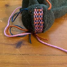 My project for course: Visible Mending: Colorful Knitwear Repair. Een project van  Modeontwerp, Borduurwerk, Naaiwerk, Textiel, Upcycling, Weven y Textielontwerp van schterfany - 17.11.2022