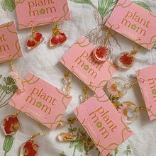 Plant Mom 🌸. Un projet de Création d'accessoires, Artisanat, Design de bijoux, DIY, Br et ing et identité de Romina Font - 26.11.2022