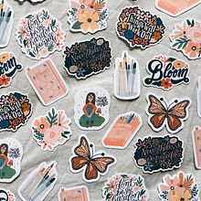 Serie de Stickers con motivos florales. Un progetto di Illustrazione tradizionale, Fotografia, Character design, Artigianato, Belle arti, Graphic design, Pittura, Product design, Tipografia, Scrittura, Calligrafia, Lettering, Creatività, Disegno, Fotografia di prodotti, Disegno artistico, Illustrazione infantile e Lettering digitale di Macarena Chomik - 28.11.2022