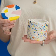 Creating a Terrazzo Home Accessories with Jesmonite Resin. Artesanato, Design e fabricação de móveis, Interiores, Design de interiores, Design de acessórios, Design de produtos, e Design de papelaria projeto de Lucy Lowe (Hey Kiddo Co.) - 01.12.2022