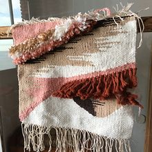 Mi proyecto del curso: Tapiz decorativo en telar: explora texturas y volúmenes. Accessor, Design, Arts, Crafts, Decoration, Interior Decoration, Fiber Arts, and Textile Design project by Leticia Mori - 12.03.2022