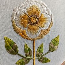 "Flor amarilla", puntadas largas y cortas, ©Mar Cantón, 2022. Embroider, Arts, Crafts, and DIY project by Mar Cantón - 12.05.2022