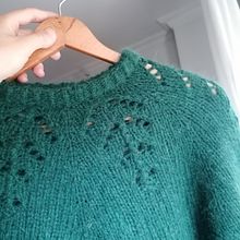 Mi proyecto del curso: Diseño y tejido de prendas de punto sin costuras con agujas circulares. Un proyecto de Diseño de complementos, Diseño de moda, Tejido, DIY y Tejido de punto de Andrea Rodríguez García - 05.12.2022