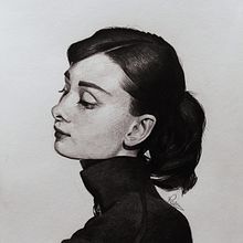 Audrey Hepburn pencil portrait - Retrato a lápiz de Audrey Hepburn. Pencil Drawing, Portrait Drawing, Drawing, and Realistic Drawing project by Paula Jiménez - 12.05.2022