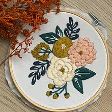 Mi proyecto del curso: Técnicas básicas de bordado: puntadas, composiciones y gamas cromáticas. Accessor, Design, Costume Design, Embroider, Color Theor, and Textile Design project by Anays - 12.06.2022