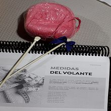 Meu projeto do curso: Tricô para roupas infantis com raglan top-down. Fashion Design, Fiber Arts, Knitting, and Textile Design project by Jana Perelló - 12.09.2022