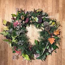 Kränze binden . Een project van Bloem- en plantenschikken van Michele - 09.12.2022