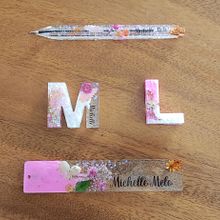 My project for course: Resin Jewelry Design. Un progetto di Design di accessori, Artigianato, Design di gioielli e DIY di Michelle Marie Melo Ballast - 11.12.2022
