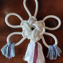 Mi proyecto del curso: Colgante de pared. Un progetto di Design di accessori, Artigianato, Fiber Art, Macramè e Textile Design di darkdev1ls - 14.12.2022