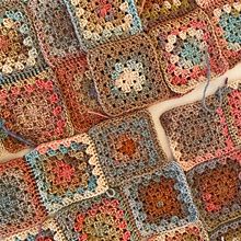 Il mio progetto del corso: Quadrati all'uncinetto: crea un maglione tutto tuo. Design de moda, Tecido, DIY, Crochê, e Design têxtil projeto de Lucia Caruso - 25.12.2022