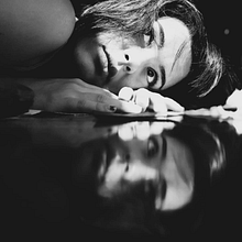 nostalgia. Photograph, Photograph, Post-production, Photo Retouching, Portrait Photograph, Studio Photograph, Fine-Art Photograph, Photomontage, and Self-Portrait Photograph project by Gabrielly Melo - 12.25.2022