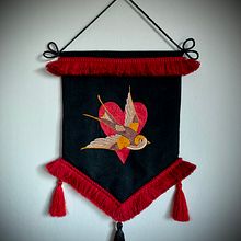Swallow - emboidered pennant. Un projet de Artisanat , et Couture de Natalia Kuberska - 27.12.2022