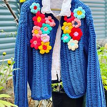 Mi proyecto del curso: Crochet: teje un suéter colorido con aplicaciones florales. Un projet de Crochet , et Design textile de Mónica MEDINA SANTOS - 01.01.2023