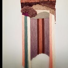 Mi proyecto del curso: Tapiz decorativo en telar: explora texturas y volúmenes. Un proyecto de Diseño de complementos, Artesanía, Decoración de interiores, Interiorismo, Tejido y Diseño textil de Sonia Gómez López - 03.01.2023