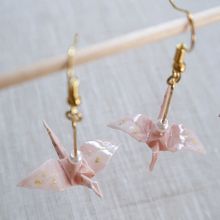 Handmade paper earrings. Projekt z dziedziny Craft, Projektowanie biżuterii, Papercraft i Design użytkownika daniwu - 06.01.2023