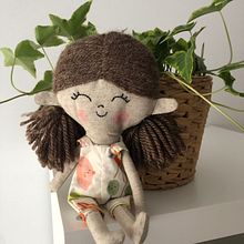 Mi proyecto del curso: Muñecos de tela: diseño, costura y creación de contenido. Un proyecto de Artesanía, Diseño de juguetes, Redes Sociales, Fotografía con móviles, Fotografía de producto, Costura, Fotografía para Instagram, Patronaje y confección			 de Sandra Romero - 09.01.2023