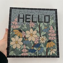 My project for course: Modern Mosaic Art: Make Floral Compositions with Tiles. Projekt z dziedziny Craft, Projektowanie i w, rób mebli, Ceramika, Dekoracja wnętrz i DIY użytkownika Hayley John - 10.01.2023