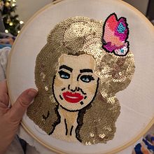 Dolly Parton - My project for course: Beaded Embroidery Portraits. Accessor, Design, Embroider, Decoration, and Textile Design project by Kirstin Turnbull - 01.10.2023
