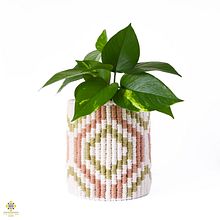 Glow Where You Grow Macramé Plant Pot Cover. Un progetto di Macramè e Fiber Art di Terri Watson - 18.01.2023